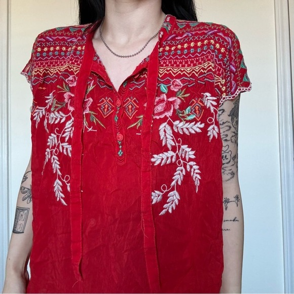 Johnny Was Lissa Weekend Top Linen Red with Multi Floral Embroidery XS - Picture 2 of 5